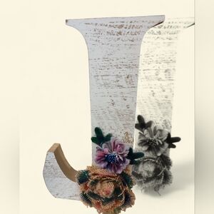 Splendid Home Decor Wooden Letter 'J' Floral Accents Rustic White / Gold GUC